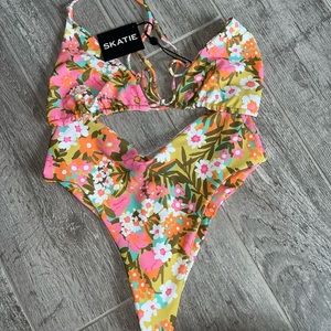 Skatie Ella Bikini Top and Melly Bottom in Laurel Canyon Print. Top L bottom S